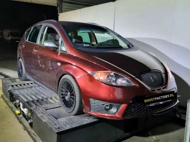 Czerwony Seat Altea 1.9 TDI na hamowni, gotowy do tuningu.
