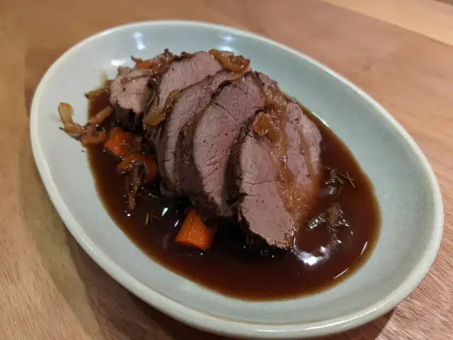 Skivat rostbiff med en mustig sås, morötter och lök. Ett klassiskt fransyska recept som ser utsökt ut!