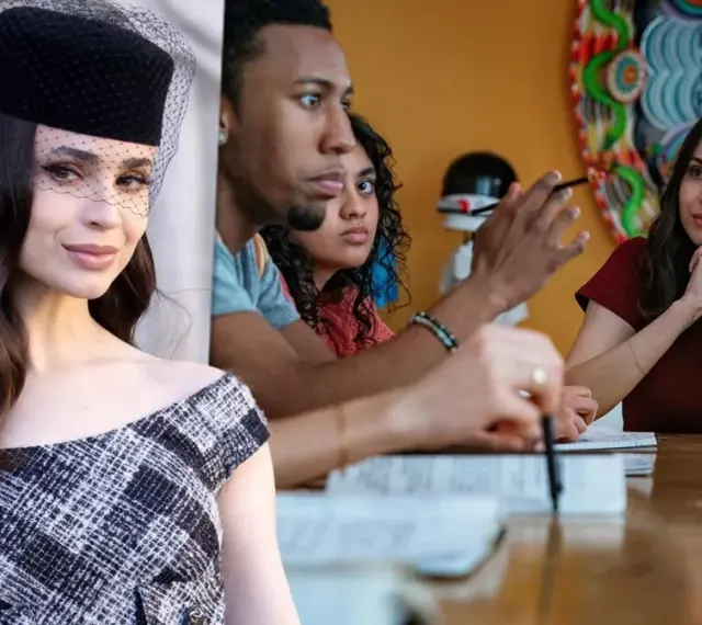 Sofia Carson w eleganckiej kreacji i w scenach z filmów i seriali. Jej wszechstronność w kinie i telewizji zachwyca.