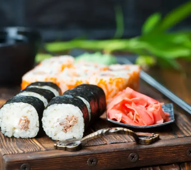 Pyszne sushi z kremowym nadzieniem i marynowanym imbirem. Idealne do sosu do sushi przepis.