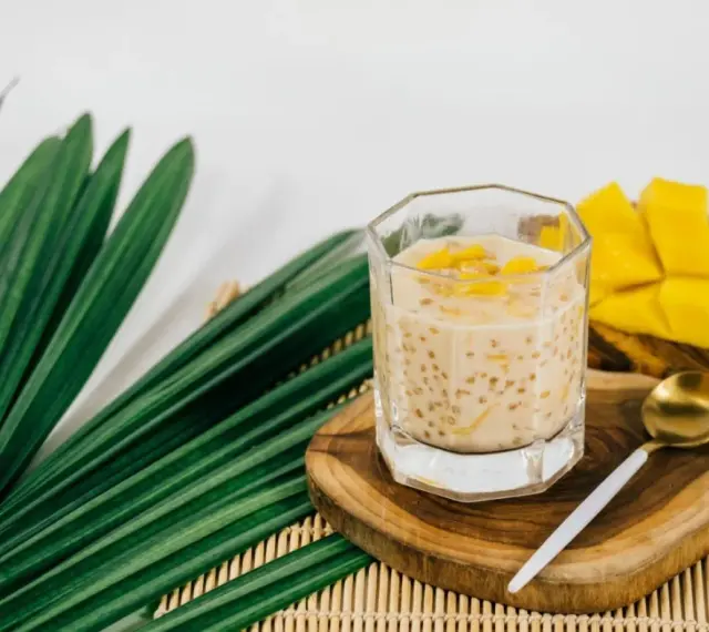 Deser z tapioki z mango. Czy wiesz, tapioka co to? Małe kuleczki w mleku, z kawałkami owoców.