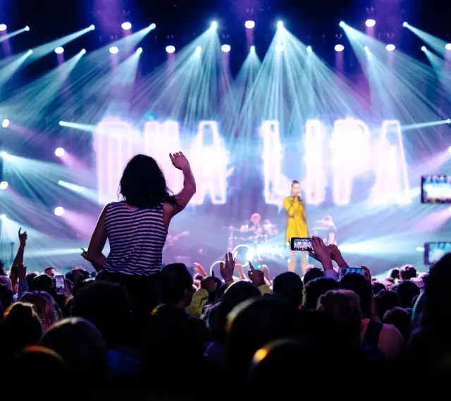 Koncert Dua Lipy, gdzie fani nagrywają jej najbardziej znane piosenki z filmów.