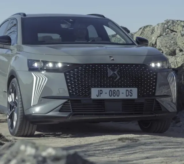 Szary DS7 Crossback pokonuje kamienisty teren.