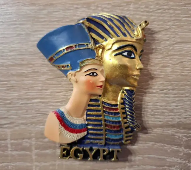 Pamiątka z Egiptu: magnes z wizerunkiem Nefertiti i faraona. Idealny pomysł, co przywieźć z Egiptu.