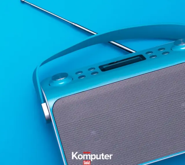 Turkusowe radio z anteną, gotowe do odbioru ulubionych stacji w jakości dab+.
