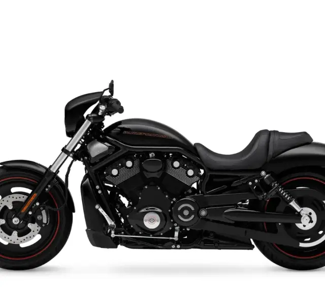 Czarny Harley-Davidson V-Rod Night Rod z czerwonymi akcentami na felgach. Potężny silnik i sportowy wygląd.