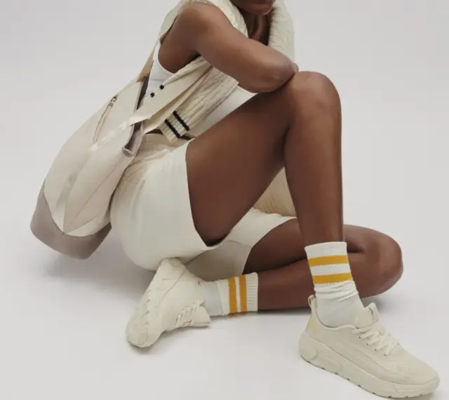 Kremowe sneakersy i stylowa torba – idealny zestaw na co dzień. Sprawdź ccc promocje!