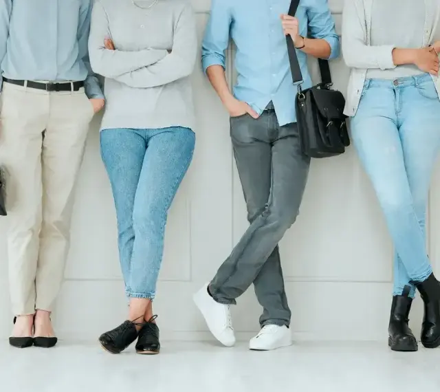 Cztery osoby w casualowych stylizacjach, pokazujące swoje ootd co to znaczy. Jeansy, spodnie chino, koszule i swetry.