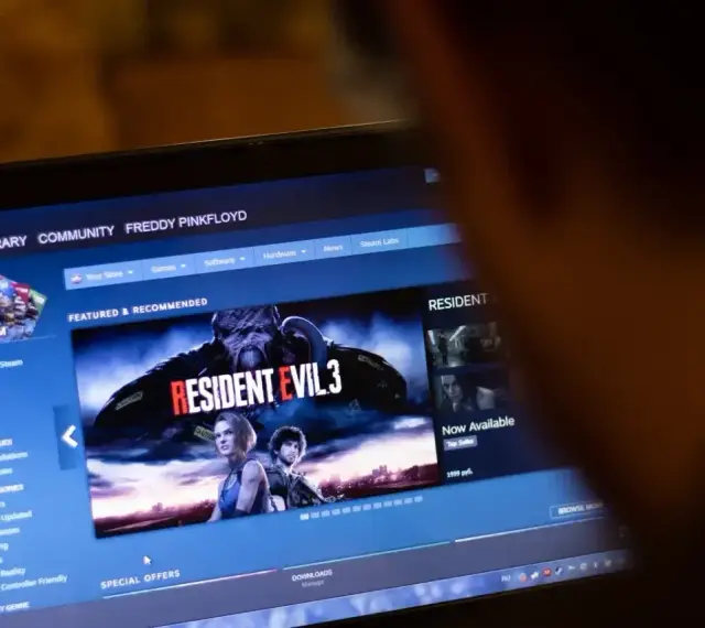 Gracz przegląda Steam, szukając informacji, jak zwrócić grę. Na ekranie widać Resident Evil 3.