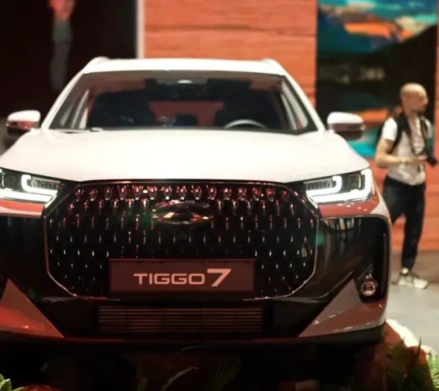 Biały Tiggo 7 z charakterystycznym grillem, gotowy na przygodę jak Korando.