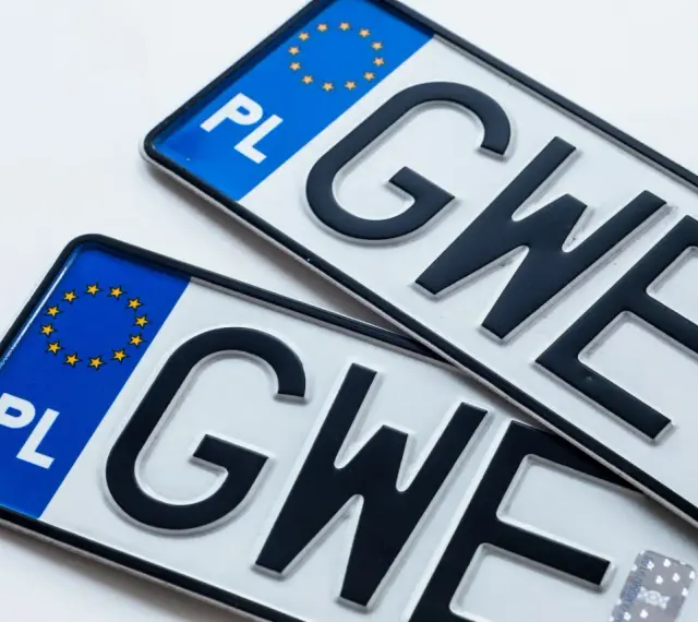 Dwie polskie tablice rejestracyjne z literami "GWE". Wszytko gotowe do wls rejestracji.