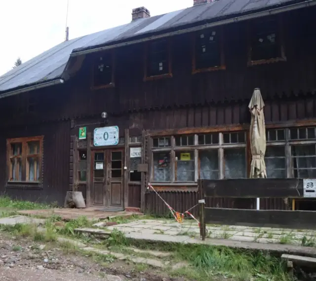 Drewniane schronisko, jakby mała sowa rzeczka, z tabliczką "ZAWIESZONO REMONT".