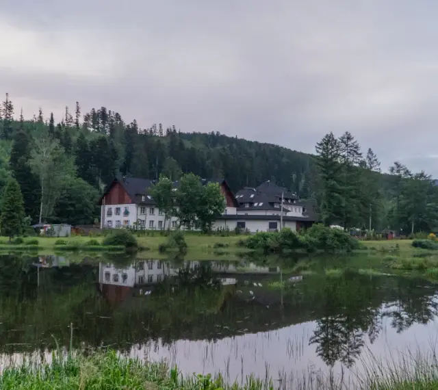 Malowniczy hotel nad jeziorem, idealne miejsce, by odpocząć i zastanowić się, co robić w Wiśle.