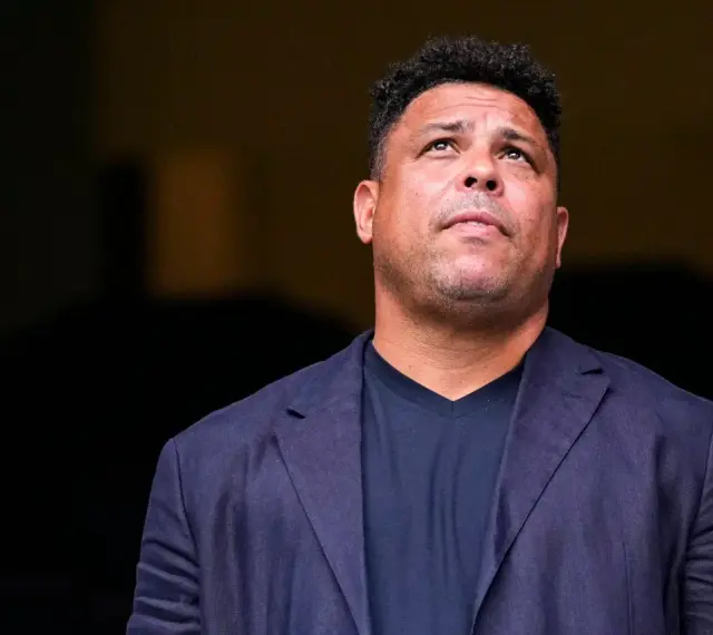Ronaldo Nazario de Lima, legendarny piłkarz, spogląda w górę zamyślony.