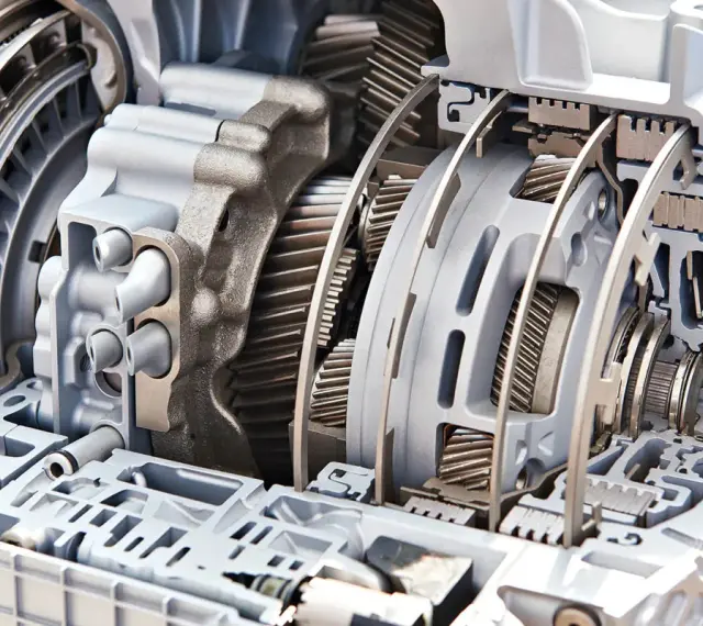 Przekładnia automatyczna w przekroju, ukazująca złożony mechanizm zębatek i elementów hydraulicznych.