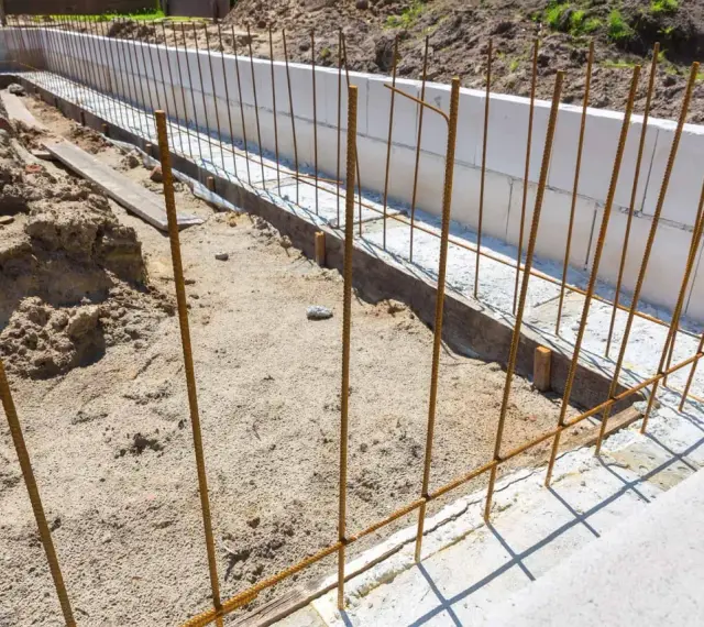 Budowa fundamentów: pionowe i poziome zbrojenie czeka na beton.