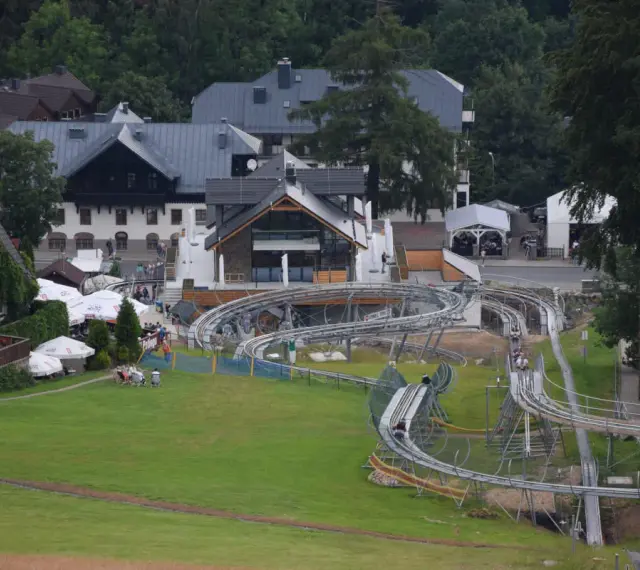 Tor saneczkowy w Karpaczu. Zobacz aktualny cennik i zaplanuj ekscytującą przejażdżkę po krętych torach zjazdowych.