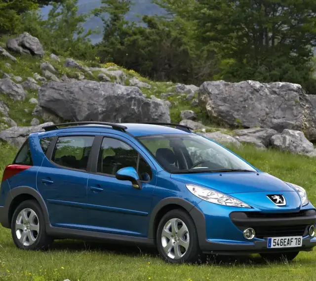 Niebieski Peugeot 207 SW na tle skalistego krajobrazu. Wiele osób szuka peugeot 207 opinie przed zakupem.