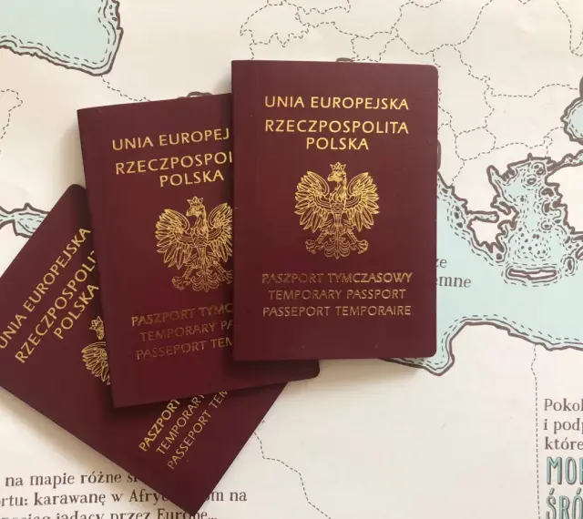 Trzy polskie paszporty tymczasowe leżą na mapie Europy. Czy na Maderę wystarczy dowód?
