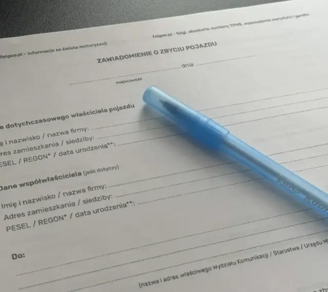 Formularz "Zawiadomienie o zbyciu pojazdu" z polem na dane poprzedniego właściciela i współwłaściciela.