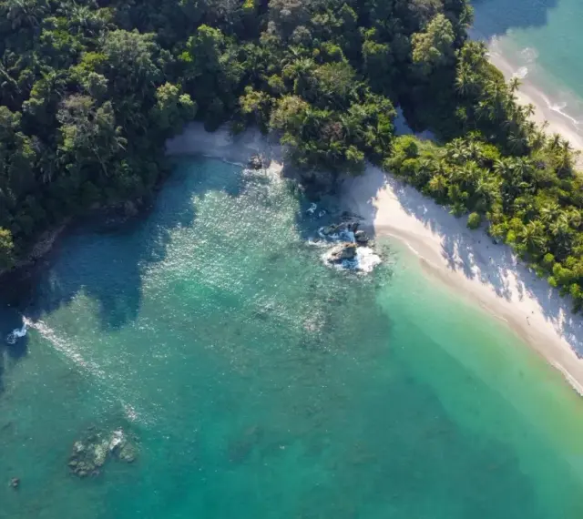 Rajskie kostaryka plaże otoczone bujną zielenią, z turkusową wodą i białym piaskiem. Idealne miejsce na relaks.