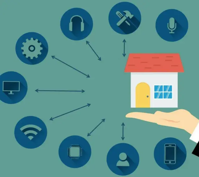 Dom podłączony do sieci, sterowany przez GUI. Ikony symbolizują urządzenia i funkcje: słuchawki, narzędzia, mikrofon, komputer, Wi-Fi, chip, użytkownik, smartfon.