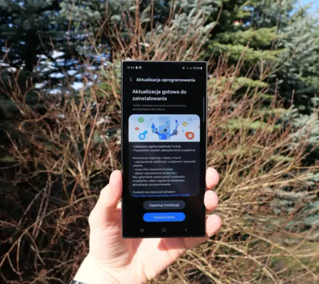 Telefon z systemem Android 15 gotowy do aktualizacji. Widać ekran z informacją o poprawkach stabilności i bezpieczeństwa.