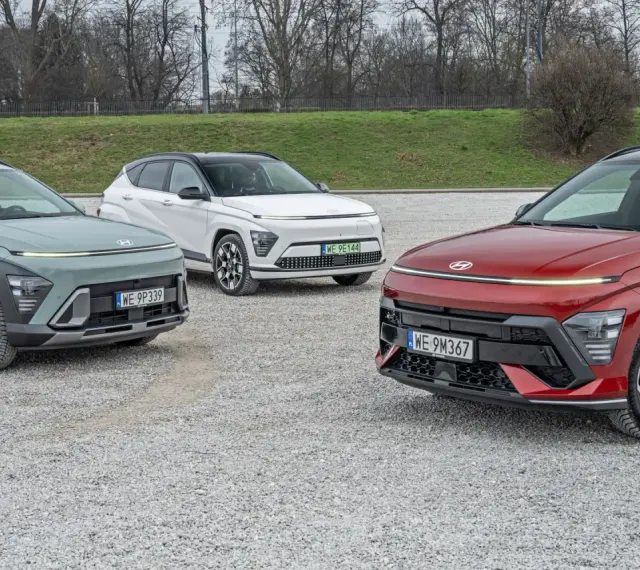 Trzy nowe Hyundai Kona w różnych kolorach: zielonym, białym i czerwonym. Sprawdź aktualną hyundai kona cena i wybierz swój wymarzony model.