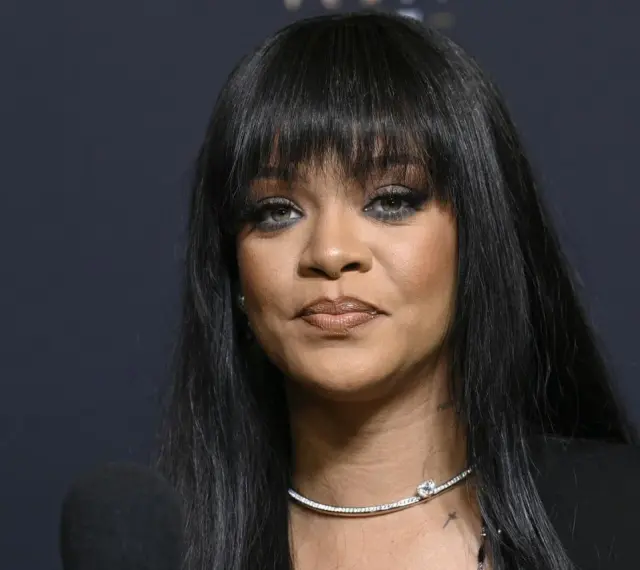 Rihanna, najbogatsza piosenkarka na świecie, z błyszczącym naszyjnikiem i charakterystyczną grzywką.