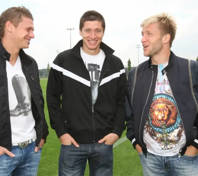 Trzech Polaków w Bundeslidze: Lewandowski, Błaszczykowski i Piszczek pozują na boisku.