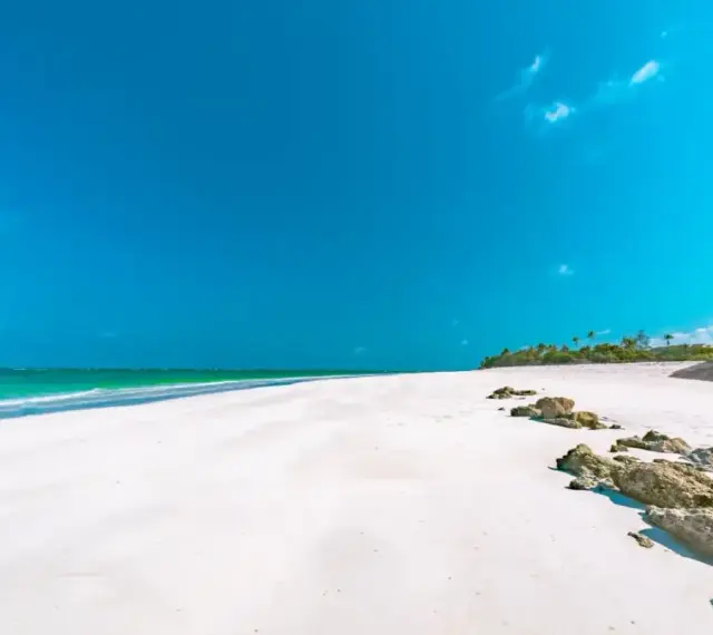 Piękna plaża w Kenii, idealna na wakacje. Kiedy jechać? Najlepiej w porze suchej, od czerwca do października.