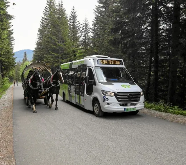 Konny zaprzęg i elektryczny bus na drodze do Morskiego Oka. Bilety na przejazd można kupić w kasie.