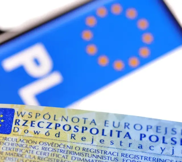 Zbliżenie na polski dowód rejestracyjny i tablicę z literami "PL". Dokument potwierdza legalność pojazdu.