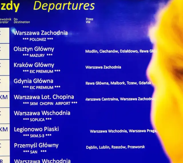 Tablica odjazdów PKP: 08:25 IC do Warszawy Zachodniej, 08:25 IC do Olsztyna Głównego, 08:35 IC do Krakowa Głównego. Kiedy zmiana rozkładu jazdy PKP, warto sprawdzić te odjazdy.