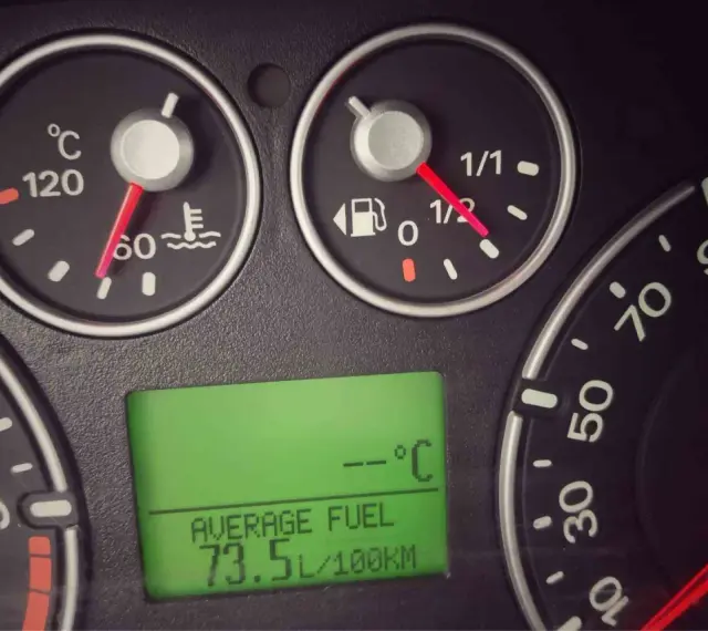 Wskaźniki pokazują temperaturę silnika, poziom paliwa i średnie spalanie 73.5L/100km.