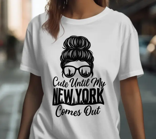 Biała koszulka z napisem "Cute Until My NEW YORK Comes Out" i grafiką okularów z panoramą miasta.