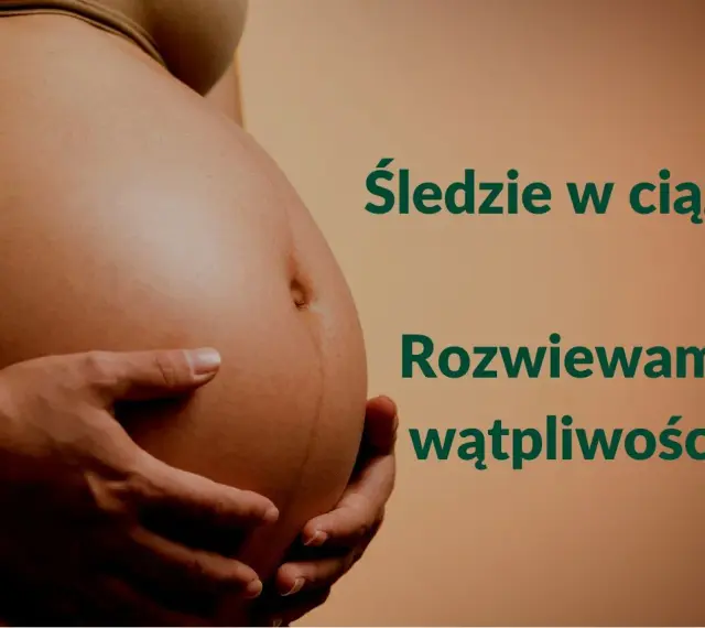 Brzuch kobiety w ciąży, dłonie podtrzymujące. Tekst: "Śledzie w ciąży? Rozwiewamy wątpliwości!".