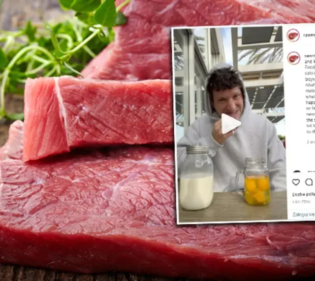 Surowe mięso na drewnianym blacie, obok zielone zioła. W tle zdjęcie mężczyzny z słoikami mleka i jajek, który eksperymentuje z dietą.