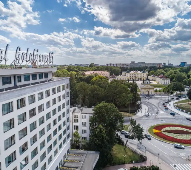 Hotel Gołębiewski w Białymstoku z widokiem na Pałac Branickich i zielone tereny.