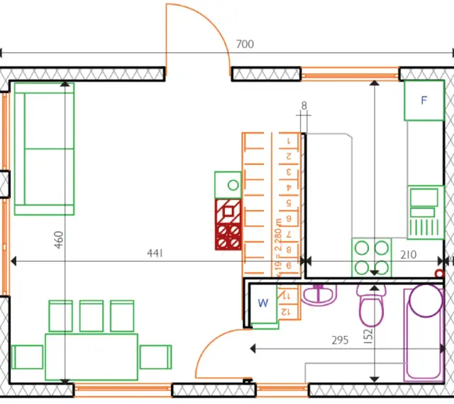 Projekt funkcjonalnego domu 35m2: salon z kanapą, kuchnia, łazienka z wanną i WC, szafy.