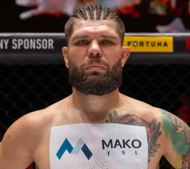 Zacięty wojownik MMA, do złudzenia przypominający Don Diego, z charakterystyczną brodą i warkoczykami, gotowy do walki.