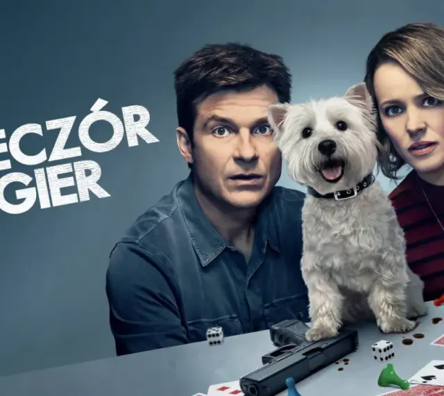 Jason Bateman i Rachel McAdams z psem, otoczeni przez karty, kości i pistolet. Zapowiada się wieczór pełen emocji i fajne filmy.