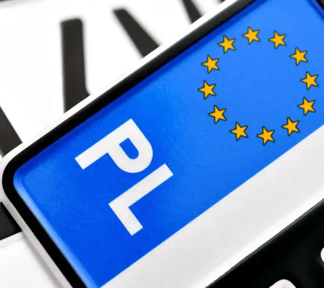 Tablice rejestracyjne PL z gwiazdkami UE. Zastanawiasz się, ile kosztuje własna rejestracja?