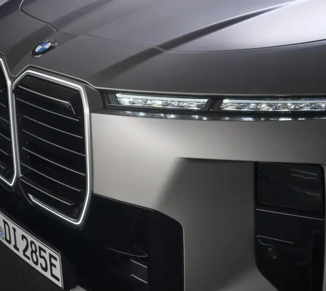 Przód nowego BMW 2026 z podświetlaną atrapą chłodnicy i smukłymi światłami LED.