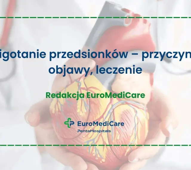 Model serca w dłoniach, tekst o migotaniu przedsionków, objawy i leczenie.