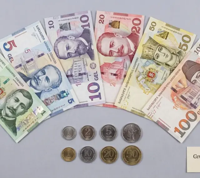 Gruzińska waluta - lari (GEL) i tetri. Banknoty o nominałach 1, 5, 10, 20, 50, 100 GEL oraz monety. Ceny w Gruzji są zróżnicowane.
