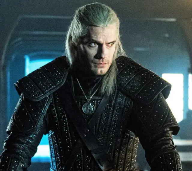 Geralt z Rivii w zbroi, gotowy do walki. Wiedźmin kolejność wydarzeń w jego życiu jest skomplikowana.