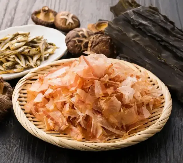 Suszone rybki, grzyby shiitake, wodorosty kombu i płatki bonito – składniki, które nadają potrawom głęboki, bogaty smak umami.