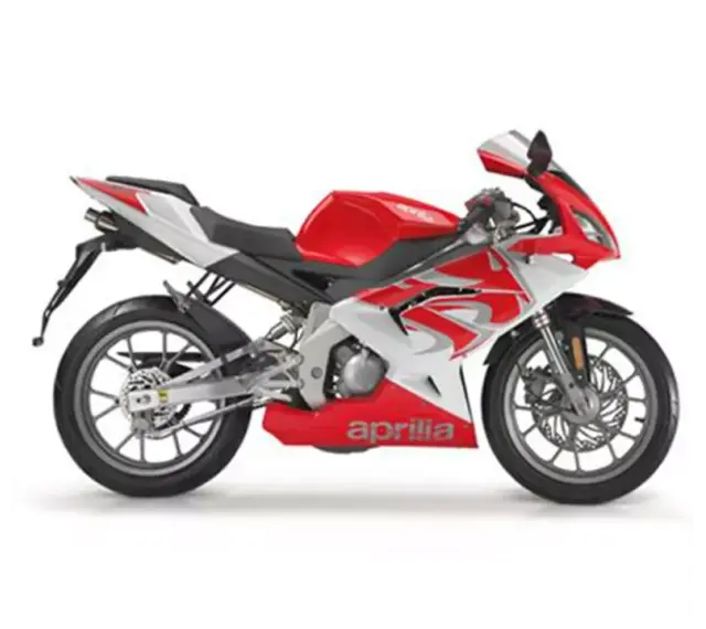 Sportowy motocykl Aprilia RS 50 w czerwono-białej kolorystyce. Poznaj jego aprilia rs 50 dane techniczne.
