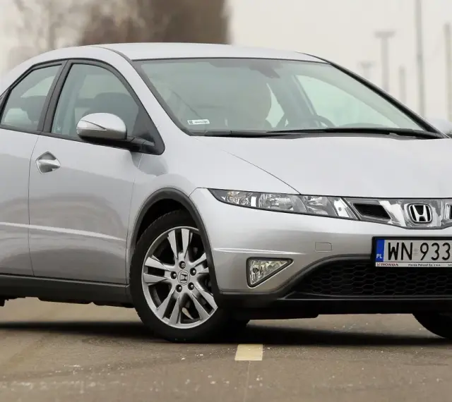 Srebrny Honda Civic, wyglądający jak UFO, na drodze.